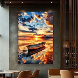 Puede incluir: Un bote de remos de madera flota en un lago tranquilo al atardecer. El cielo está lleno de nubes coloridas que se reflejan en el agua. El sol se pone detrás de una cordillera en la distancia.