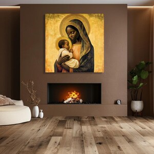Pode incluir: Uma obra de arte religiosa emoldurada que retrata uma Madona Negra com o menino. A pintura apresenta uma aur&eacute;ola dourada e uma paleta de cores quentes. A obra de arte &eacute; exibida acima de uma lareira em uma sala de estar moderna.