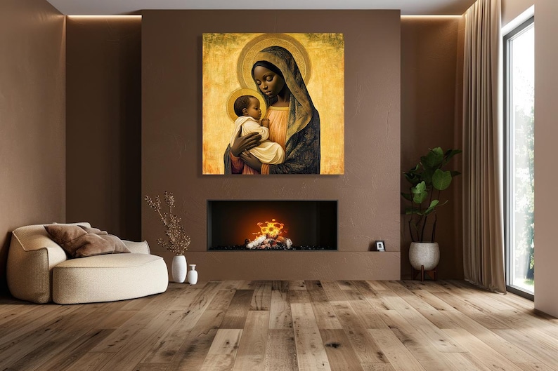 Pode incluir: Uma obra de arte religiosa emoldurada que retrata uma Madona Negra com o menino. A pintura apresenta uma aur&eacute;ola dourada e uma paleta de cores quentes. A obra de arte &eacute; exibida acima de uma lareira em uma sala de estar moderna.