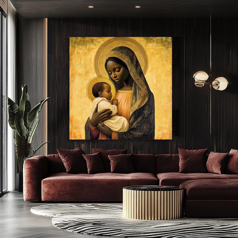 Pode incluir: Uma grande impress&atilde;o de arte em tela quadrada retrata uma Madona Negra com o Menino. A Madona usa um v&eacute;u azul escuro e segura o beb&ecirc;, que est&aacute; envolto em tecido branco. O fundo &eacute; dourado com um halo em volta de cada figura. A obra de arte est&aacute; pendurada acima de um sof&aacute; seccional bord&ocirc;.
