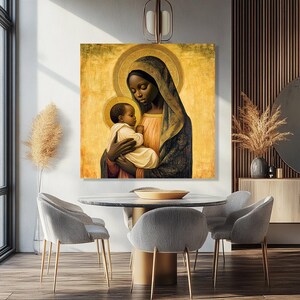 Pode incluir: Impress&atilde;o em tela quadrada que retrata uma Madona Negra com o Menino. A Madona usa um v&eacute;u escuro e segura o beb&ecirc;, ambos com aur&eacute;olas douradas. O fundo &eacute; dourado texturizado.