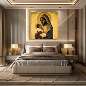 Pode incluir: Uma obra de arte emoldurada retratando uma Madona negra com o menino, em um quarto luxuoso. A pintura apresenta uma aur&eacute;ola dourada e tons quentes. O quarto tem uma paleta de cores neutras com uma cama grande, mesas de cabeceira e l&acirc;mpadas.