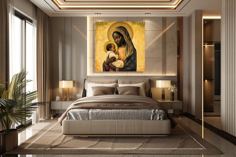 Pode incluir: Uma obra de arte emoldurada retratando uma Madona negra com o menino, em um quarto luxuoso. A pintura apresenta uma aur&eacute;ola dourada e tons quentes. O quarto tem uma paleta de cores neutras com uma cama grande, mesas de cabeceira e l&acirc;mpadas.