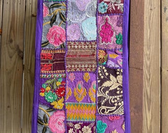 Presente de Natal. Caminho de mesa/quadro de parede vintage em patchwork. Cores vibrantes, tecidos reciclados, 14x58