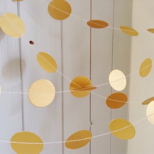 Guirnalda de círculos dorados: Decoración brillante para fiestas de boda