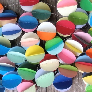 Ghirlanda di carta 3D - Ghirlanda di pompon - Multicolore - Decorazione per feste - Decorazione per cameretta dei bambini - Accessorio fotografico - Decorazione di carta - Scegli la lunghezza