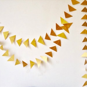 Guirnalda triangular dorada: Decoración brillante para fiestas y bodas