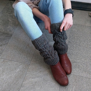 Handgebreide wollen beenwarmers, tweedgrijze kabelgebreide sokken