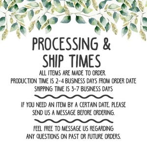 Op de afbeelding: Witte achtergrond met tekst die luidt "PROCESSING & SHIP TIMES". De tekst vermeldt dat alle artikelen op bestelling worden gemaakt, met een productietijd van 2-4 werkdagen en een verzendtijd van 3-7 werkdagen.
