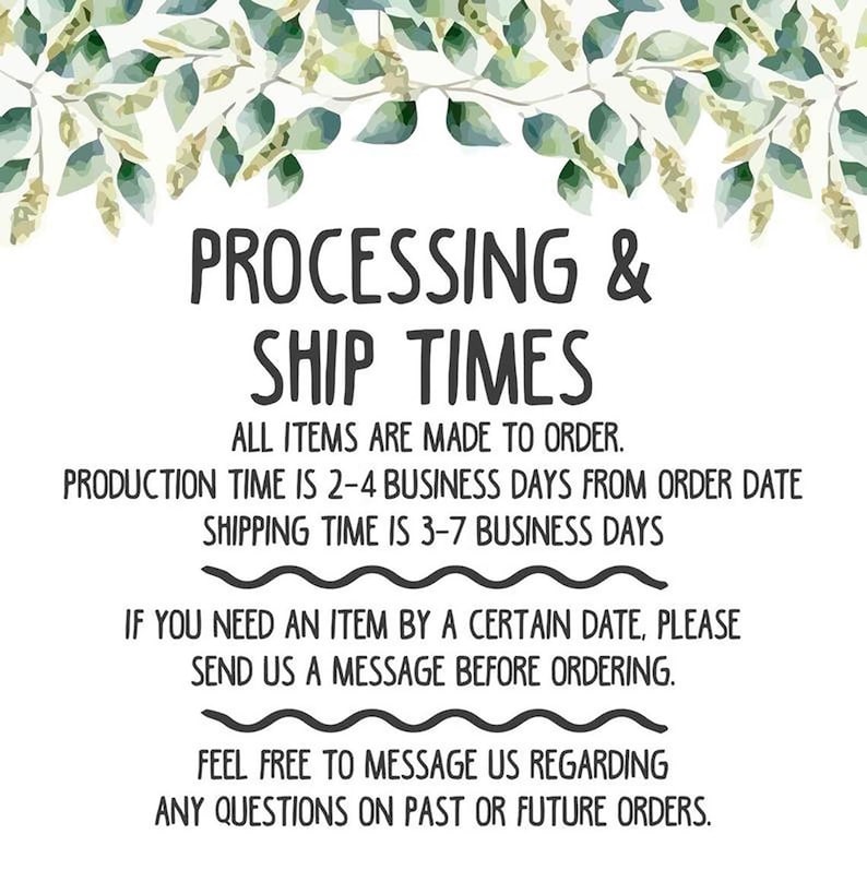Op de afbeelding: Witte achtergrond met tekst die luidt "PROCESSING & SHIP TIMES". De tekst vermeldt dat alle artikelen op bestelling worden gemaakt, met een productietijd van 2-4 werkdagen en een verzendtijd van 3-7 werkdagen.