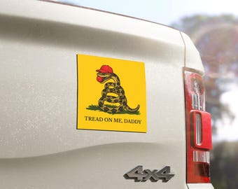 Ímã Tread On Me, Daddy - Ímã de vinil fosco 5x5 com paródia de Gadsden, sátira política e resistente a qualquer clima