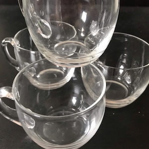 Vasos de cristal con asas, tamaño pequeño.