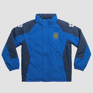 Puede incluir: Chaqueta azul y marino con cuello alto y un pequeño emblema en el pecho. La chaqueta tiene un diseño acolchado y cierre de botón. Las mangas son azul marino y el cuerpo es azul.