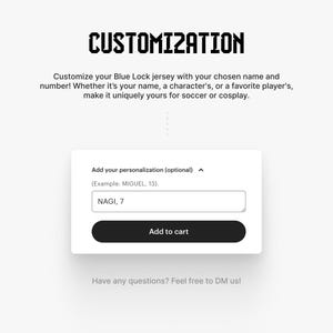Op de afbeelding: Een witte webpagina met een zwarte knop met de tekst "Toevoegen aan winkelwagen". De pagina heeft een tekstvak met de tekst "Voeg je personalisatie toe (optioneel)" en een voorbeeld van hoe je het item kunt personaliseren. Het tekstvak bevat de tekst "NAGI, 7". De pagina bevat ook de tekst "Pas je Blue Lock-shirt aan met je gewenste naam en nummer! Of het nu je eigen naam is, die van een personage of die van je favoriete speler, maak het uniek voor voetbal of cosplay." en "Heb je vragen? Stuur ons gerust een priv&eacute;bericht!"