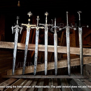 Può includere: Sei spade ornate con lame argentate e impugnature dettagliate sono esposte su assi di legno. Le spade variano nel design, alcune con guardie a forma di croce e altre con pomoli intricati. Lo sfondo è scuro e rustico.