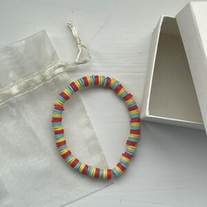 Handgemaakte kralenarmband tropische klei: rood, geel en blauw