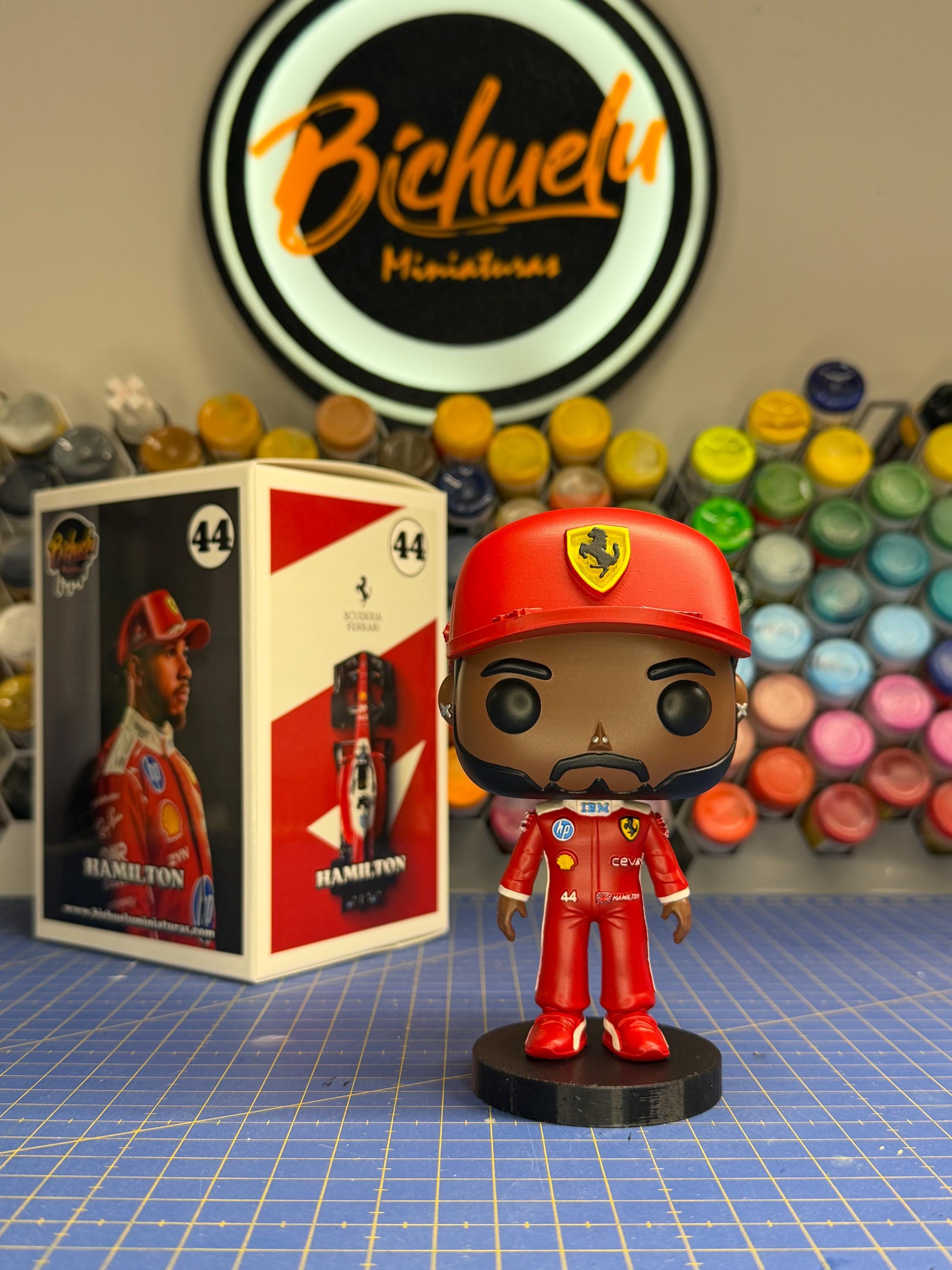 陶器製のF1ドライバーの人形 F1 driver figure - Etsy 日本