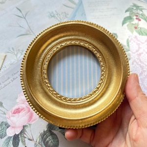 Pequeño marco de fotos redondo dorado ornamentado – Decoración de estante de estilo vintage