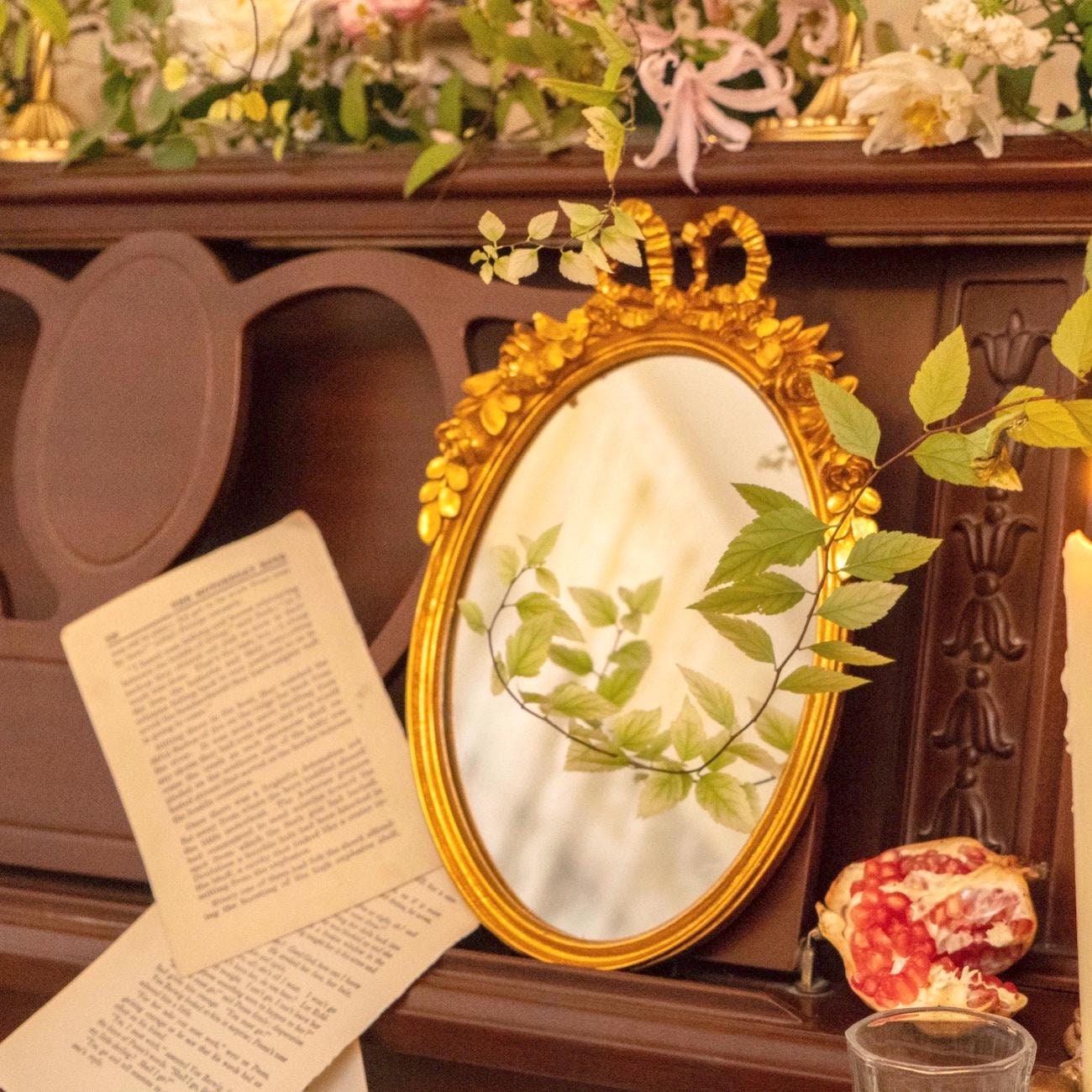 アンティークのゴールドオーバルミラー 花飾り付き