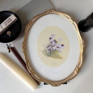 Vintage Floral Art Print, Oprawiona ilustracja botaniczna, Antyczna owalna rama w kolorze złotym, Fioletowe dzieło sztuki, Dekoracja ścienna Cottagecore, Prezenty dla miłośników sztuki