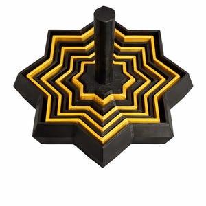 Puede incluir: Un soporte decorativo en forma de estrella negra y amarilla con un poste central negro. El soporte presenta un diseño en capas con secciones negras y amarillas alternas. El soporte probablemente está hecho de madera o un material similar.