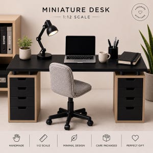 Puede incluir: Un escritorio en miniatura a escala 1:12 con tablero negro sobre dos cajoneras de madera clara con cuatro cajones negros cada una. Incluye una silla giratoria gris, una lámpara de escritorio negra, un ordenador portátil, una taza y un portalápices.