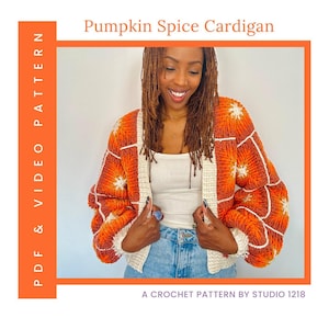 Può includere: Una donna indossa un cardigan Pumpkin Spice. Il cardigan all'uncinetto presenta un design geometrico nei toni dell'arancione, crema e bianco. Il testo "Pumpkin Spice Cardigan" e "PDF & VIDEO PATTERN" sono visibili. È visibile anche il testo "A CROCHET PATTERN BY STUDIO 1218".
