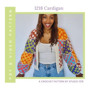Könnte beinhalten: Ein farbenfroher Häkelcardigan mit Patchwork-Design. Die Ärmel und der Körper weisen Quadrate in Orange, Lila, Blau und Creme auf. Der Text "1218 Cardigan" steht oben, und "PDF & VIDEO PATTERN" steht links. "A CROCHET PATTERN BY STUDIO 1218" steht unten.