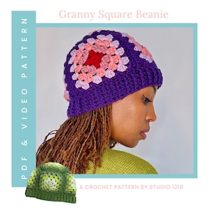 Könnte beinhalten: Ein lila Granny Square Beanie mit einem Blumenmuster in Rosa und Rot. Der Hut ist gehäkelt und wird von einer Person getragen. Das Bild enthält auch eine kleinere grüne und gelbe Mütze. Der Text auf dem Bild lautet "Granny Square Beanie" und "PDF & VIDEO PATTERN".