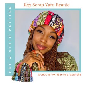Op de afbeelding: Een kleurrijke Ray Scrap Yarn Beanie, met een patchwork ontwerp in verschillende kleuren. De afbeelding bevat de tekst "Ray Scrap Yarn Beanie" en "PDF & VIDEO PATTERN". Een kleinere afbeelding van de beanie wordt hieronder getoond. "A Crochet Pattern by Studio 1218" is ook inbegrepen.