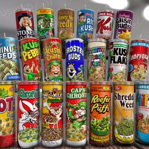 Peut inclure: Une collection de gobelets cylindriques avec diverses étiquettes colorées. Les étiquettes présentent des personnages de dessins animés et des textes tels que "Stoner Oats", "Kush Pebbles" et "Reefer Puffs". Les gobelets sont disposés en gradins.