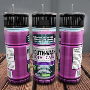 Puede incluir: Un vaso rosa y negro con una etiqueta de enjuague bucal que dice "Mouth-Wash Total Care" con el texto "24HR Cavity Protection, Helps Restore Enamel & Kills 99.9% of Germs" y "Fresh Mint" en la etiqueta. El vaso tiene una pajita.