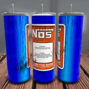 以下が含まれることがあります： NOS Nitrous Oxide Systemsのラベルが付いた青とオレンジのステンレス製タンブラー。ラベルには警告と使用上の注意が記載されています。タンブラーにはストローと蓋が付いています。