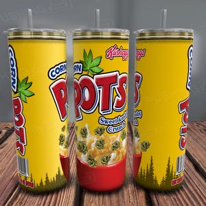 Könnte beinhalten: Drei gelbe und grüne isolierte Becher mit einem Design einer Müslipackung mit den Worten "Kushy Pots" und "Sweet Kushy Crunch".