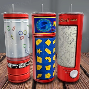 Puede incluir: Tres vasos rojos y azules con diferentes diseños. El primer vaso tiene un diseño de juego de lanzamiento de anillos de agua. El segundo vaso tiene un diseño de juego azul y amarillo con una estrella y diferentes formas. El tercer vaso tiene un diseño en blanco y negro con el texto "Lil' Scratch' Screen" y "Vertical Dial".