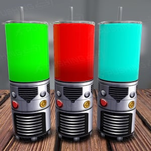 Puede incluir: Tres vasos de acero inoxidable con líquidos de diferentes colores en su interior. Los vasos tienen un diseño de un autobús vintage en la parte delantera. Los colores de los líquidos son verde, rojo y azul.