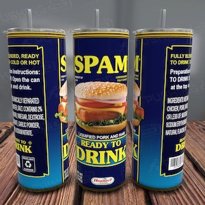 Pode incluir: Um copo azul e branco com um design de lata de Spam. O copo apresenta um rótulo de lata de Spam com o texto "Spam, Liquified Pork and Ham, Ready to Drink" e uma imagem de um sanduíche de Spam. O copo está pronto para ser preenchido com sua bebida favorita.