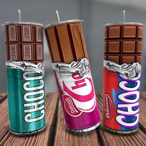 Könnte beinhalten: Drei Edelstahlbecher mit Deckeln und Strohhalmen, die jeweils wie ein Schokoriegel gestaltet sind. Einer ist türkis mit dem Text "Choco", ein anderer ist rosa mit "Delicious" und der letzte ist rot mit dem Text "Choc".