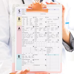 Peut inclure: Un tableau médical sur un presse-papiers avec une pince dorée rose. Le tableau comporte des sections pour les antécédents médicaux, la sécurité et l'évaluation. Le presse-papiers est tenu par une personne portant une blouse blanche.