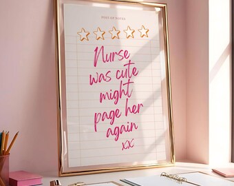Könnte beinhalten: Ein gerahmter Kunstdruck mit einem linierten Papierdesign, dem Text POST-OP NOTES oben, fünf orangefarbenen Sternen und dem rosa handgeschriebenen Text Nurse was cute might page her again xx. Der Rahmen ist aus goldfarbenem Metall.