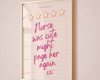 Könnte beinhalten: Gerahmter Druck mit goldenem Rand. Der Druck zeigt den Text "Nurse was cute might page her again" in rosa Schrift, mit orangefarbenen Sterngrafiken darüber. Die Worte "Post-Op Notes" stehen oben.