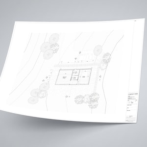 以下が含まれることがあります： 長方形のフットプリントを持つ建物の白黒の建築図面。図面は、部屋やドアを含む建物のレイアウトを示しています。建物は木々や造園に囲まれています。