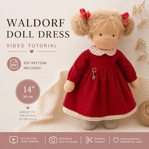 Può includere: Una bambola Waldorf con un vestito rosso con finiture in pizzo bianco e colletto floreale. La bambola ha i capelli biondi acconciati in due chignon con fiocchi rossi. L'immagine include il testo "Waldorf Doll Dress" e "bambole da 36 cm".