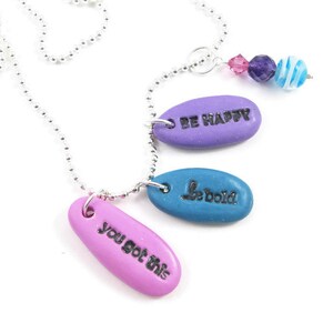Collar con triple etiqueta, inspirador y motivacional. Colgante con uno o todos los colgantes. Etiquetas de arcilla polimérica hechas a mano. Amuleto de amatista facetada.