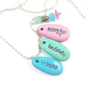 Collar con triple etiqueta "Sé alegre", inspirador, motivacional y de ánimo. Usa uno o todos los colgantes. Dije de topacio azul de arcilla polimérica hecho a mano.