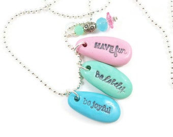 Collana con triplo ciondolo Be Joyful, motivazionale, ispiratrice, incoraggiante, indossa uno o tutti i ciondoli, ciondolo in argilla polimerica fatto a mano, topazio blu