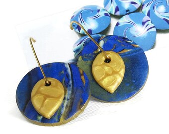 Orecchini a perno in argilla polimerica con perle blu Swingy Gioielli d&#39;arte moderna Fili placcati in oro fatti a mano Tecnica Mica Shift Oro blu