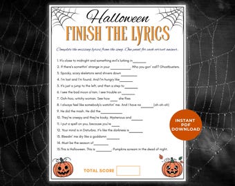 Op de afbeelding: Een wit Halloween-spelblad met de titel "Halloween FINISH THE LYRICS", zwarte spinnenwebhoeken, oranje tekst en twee pompoenillustraties onderaan. Het blad bevat vijftien genummerde songtekst-opdrachten en een vak voor de totaalscore.