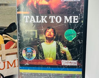 Háblame: VHS de terror coleccionable hecho a mano