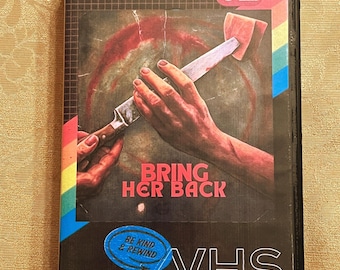 Bring Her Back: VHS de terror coleccionable hecho a mano